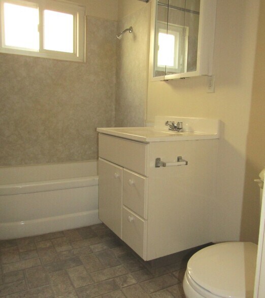 Building Photo - 1181 E Hollyvale St