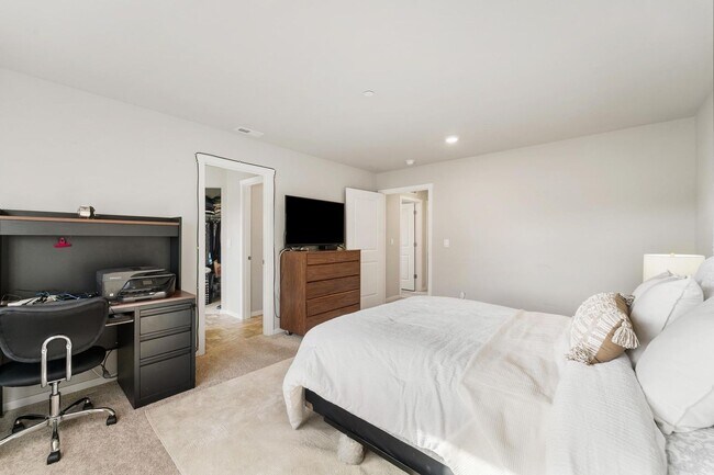 Building Photo - Beautiful Home in Puyallup