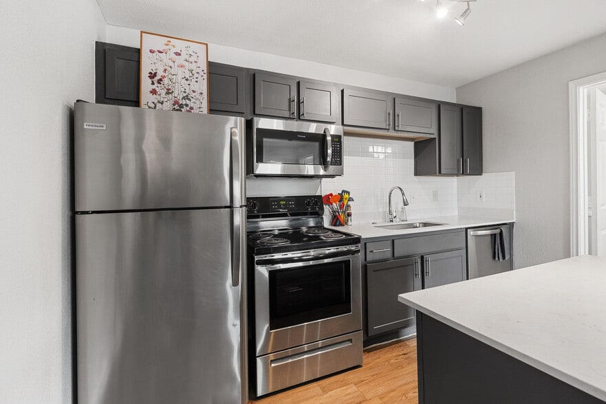 Building Photo - 8054 Exchange Dr