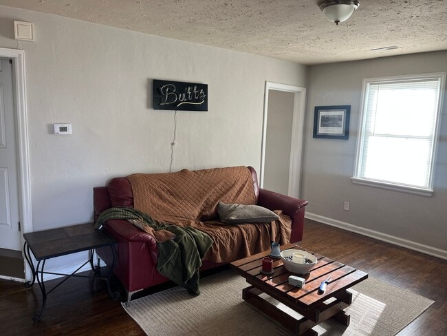 Building Photo - 2-bedroom 1 bath cottage