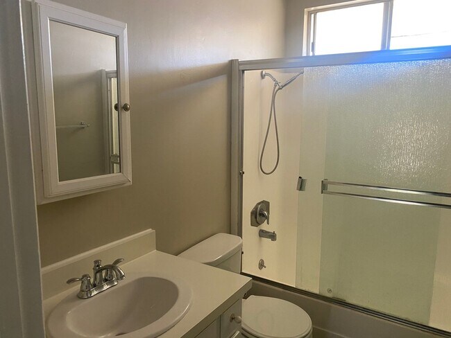 Building Photo - Spacious 1 Bedroom 1 Bath Upstairs Apartment