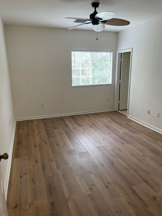 Building Photo - 5051 SE Mariner Garden Cir