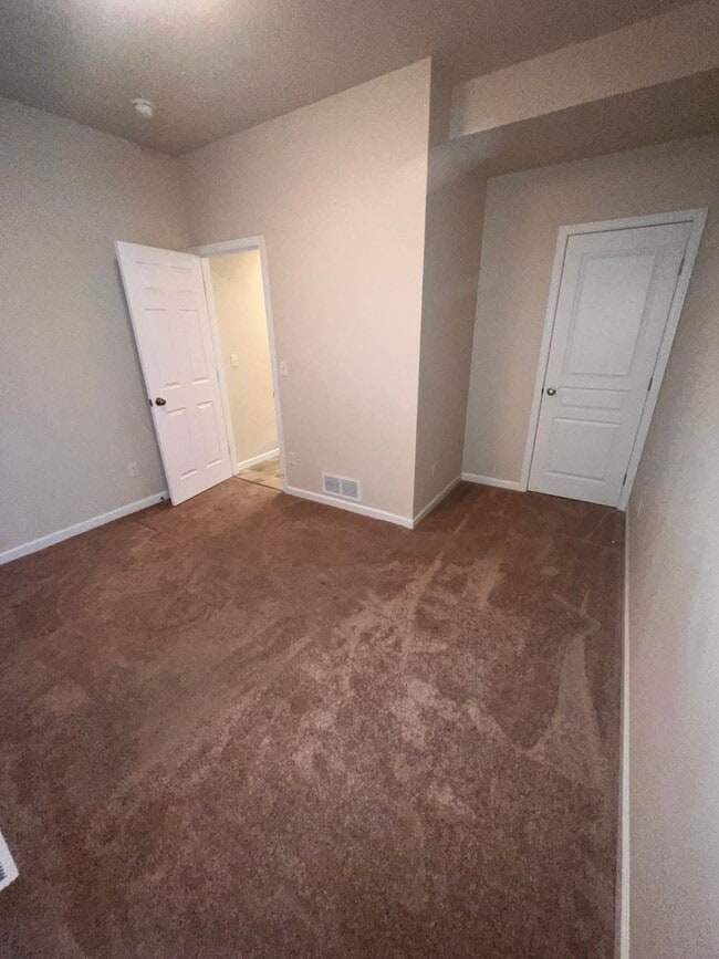 Building Photo - 174 Willow View Circle