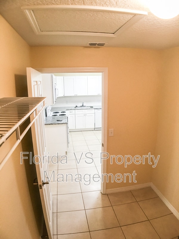 Building Photo - 330 Dundee Dr