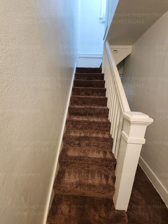 Building Photo - Move in ready. 3 bedrooms/ 1.5 bath, yard,...