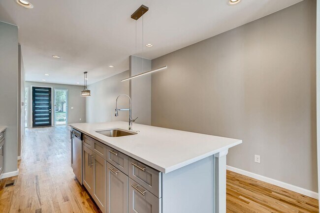 Building Photo - Beautiful Townhome for Rent