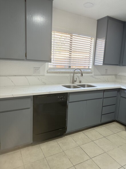 Building Photo - 3661 La Mancha Pl