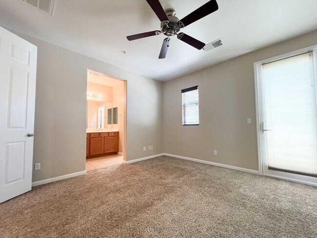 Building Photo - 3 Bd, 2.5 Ba Condo in Elk Grove