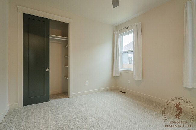 Building Photo - 915 Caledonia Ct