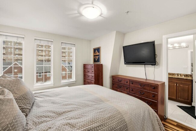 Building Photo - U St Penthouse