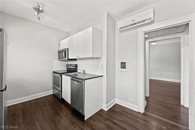 Building Photo - 1385 Cranford Ave