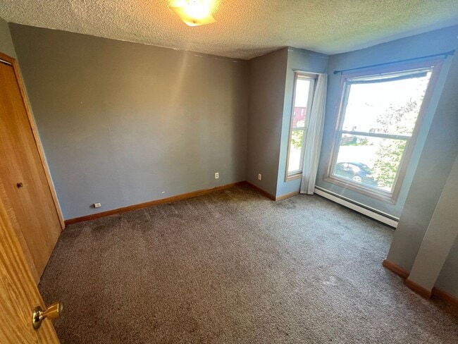 Building Photo - Upper Level 2 Bedroom Apartment - AVAILABLE JUNE