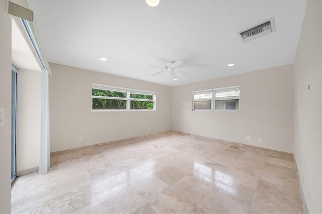 Building Photo - 4021 Bayview Dr