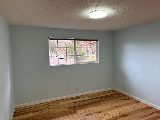 Building Photo - Beautifully updated 4 bedroom 2 bathroom h...