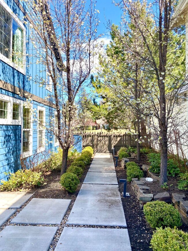 Building Photo - Charming and unique 2 BR in an upscale west Bend neighborhood