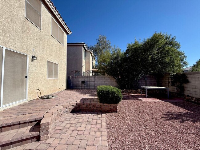 Building Photo - Well-Maintained 2-Story Home with Function...