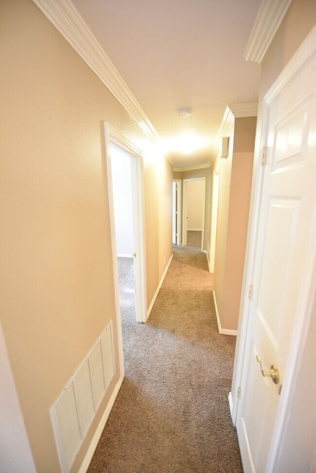 Building Photo - 4 Bedroom home for rent with vaulted ceili...