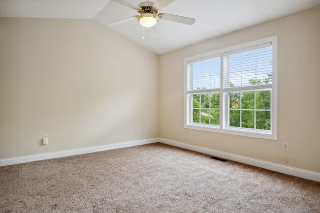 Building Photo - 3 bed/ 2 1/2 Bath.  Pet Friendly. Off Stre...