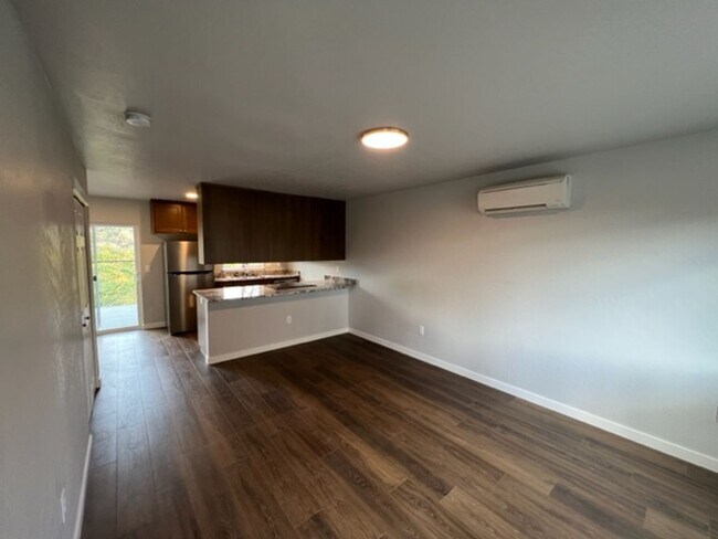 Building Photo - 2 BEDROOM/ 2 LEVELS TOWNHOME (Down the hill in front of Taco Bell in Phoenix Oregon)