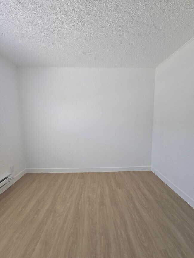 Building Photo - Freshly Remolded 2 Bedroom Apartment Move-...