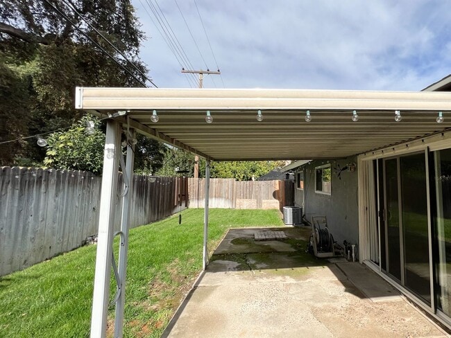 Building Photo - 432 Holland Dr