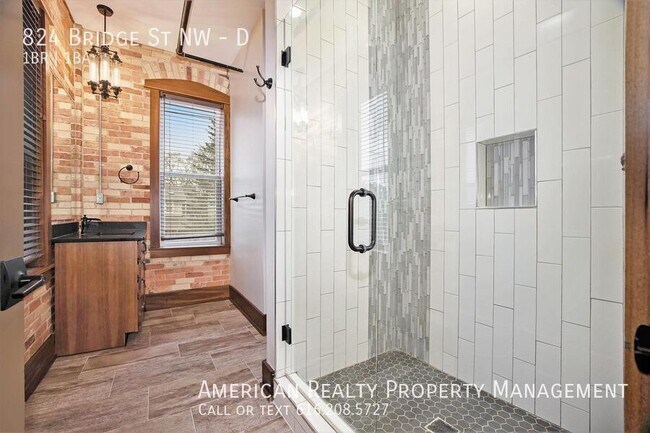 Building Photo - 824 Bridge St NW