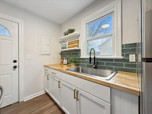 Building Photo - Renovated home in Heart of Hampton Roads