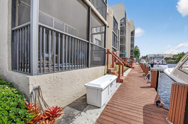 Building Photo - 8 Royal Palm Way