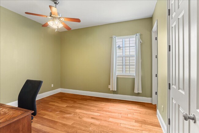 Building Photo - 523 S Hennessey St