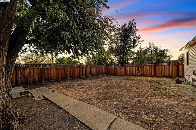 Building Photo - 2438 Upland Dr