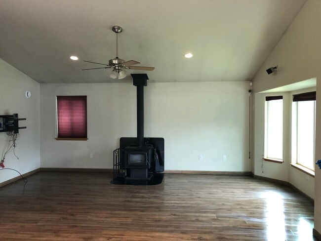 Building Photo - Century 21 Gold Rush - 3 bed, 2 bath (North Pole)