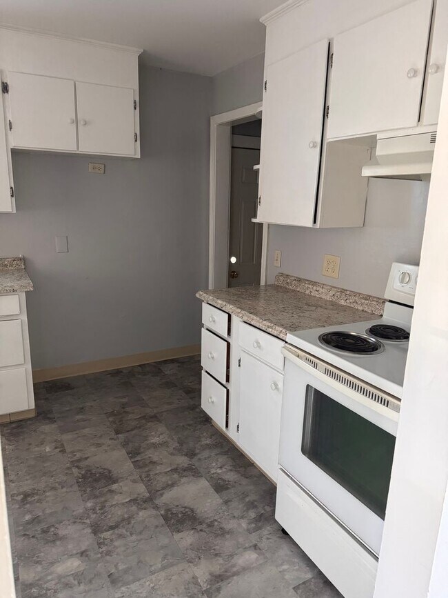 Building Photo - 2 Bedroom Home For Rent