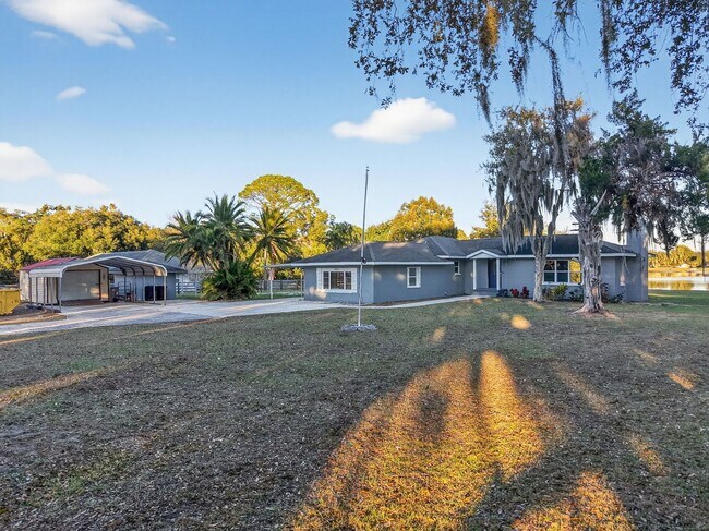 Building Photo - Lakefront 4-Bedroom Home for Rent in Beautiful Umatilla, FL
