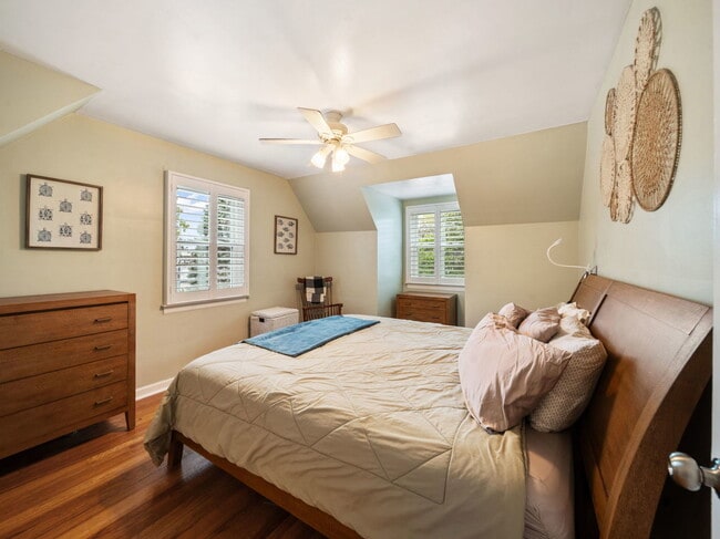 Building Photo - 122 E Crescent Ave