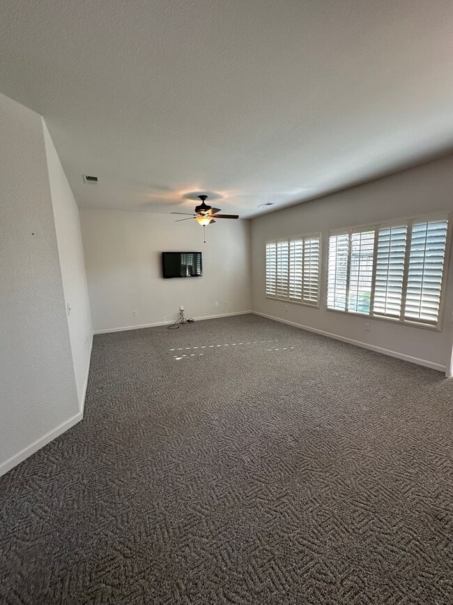 Building Photo - Charming 3 bedroom 2 bathroom home located in Hanford