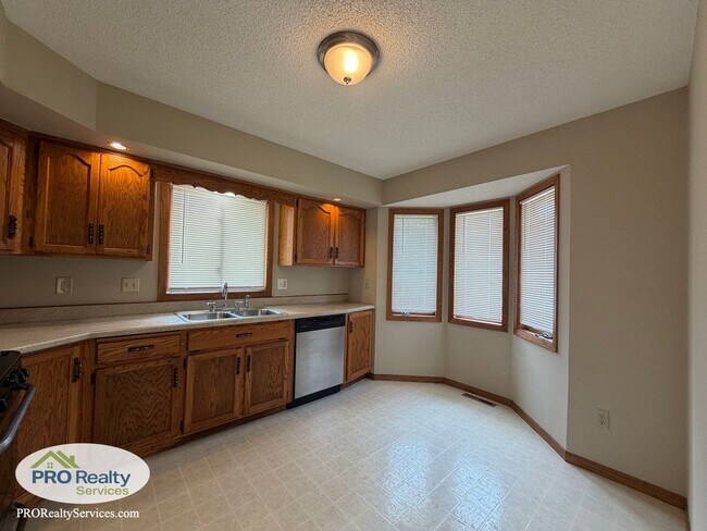 Building Photo - 5642 Royal Oaks Dr