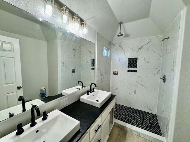 Building Photo - Beautiful Single Story 4 Bedroom 3 Bathroo...