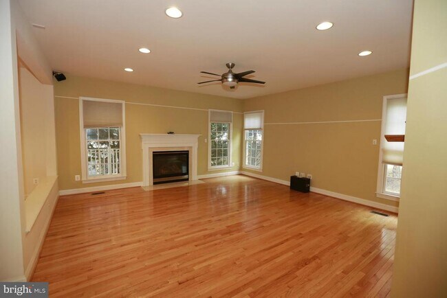 Building Photo - 2339 Sandburg St