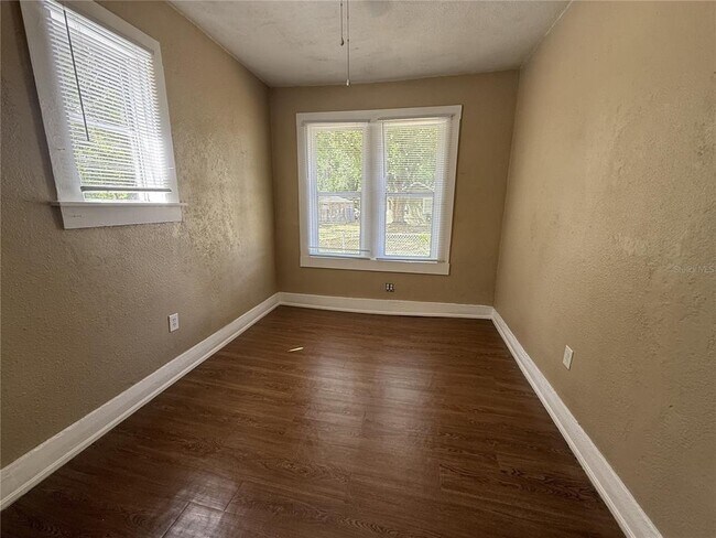 Building Photo - 314 W Crescent Dr