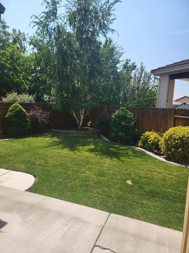 Building Photo - Beautiful Three Bedroom in the Golf Cou...