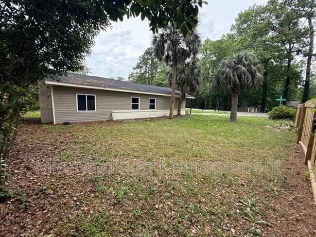 Building Photo - 2233 E Derenne Ave