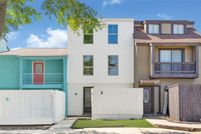 Building Photo - 2022 Lakewood Ct