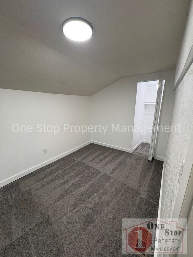 Building Photo - Beautiful 3 Bedroom 2 Bathroom in Kansas City!