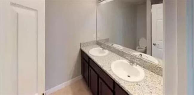 Building Photo - 4605 SW 9th Ave