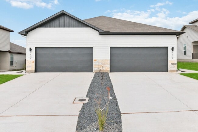 Primary Photo - Luxury 3-Bed, 2-Bath Duplex in Emma Park!