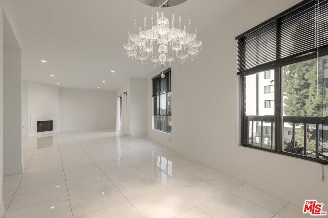 Building Photo - 4444 Wilshire Blvd