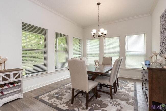 Building Photo - Fully Furnished!  5 bedroom, 3 bath home i...