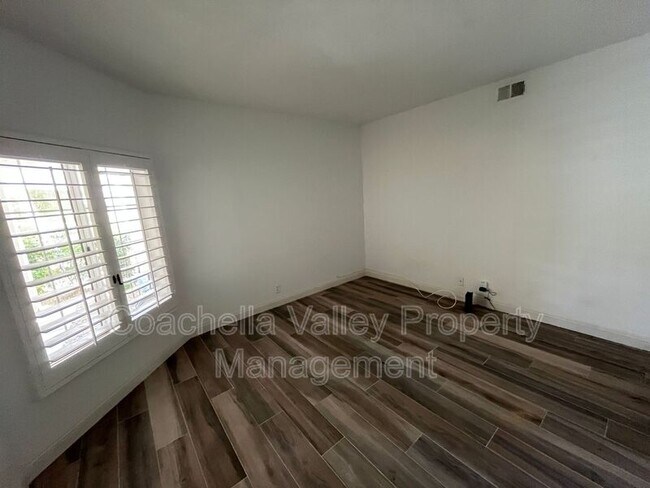 Building Photo - 289 Vista Royale Cir W