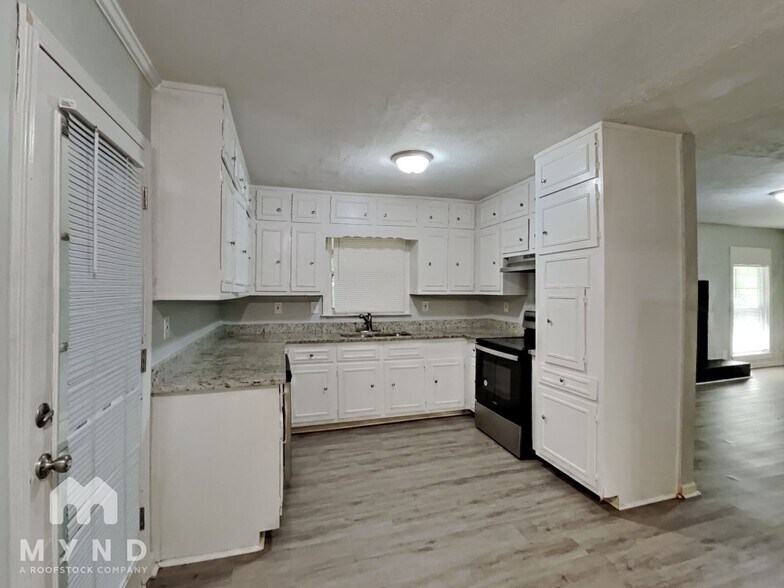 Building Photo - 2121 W Chester Cir SE