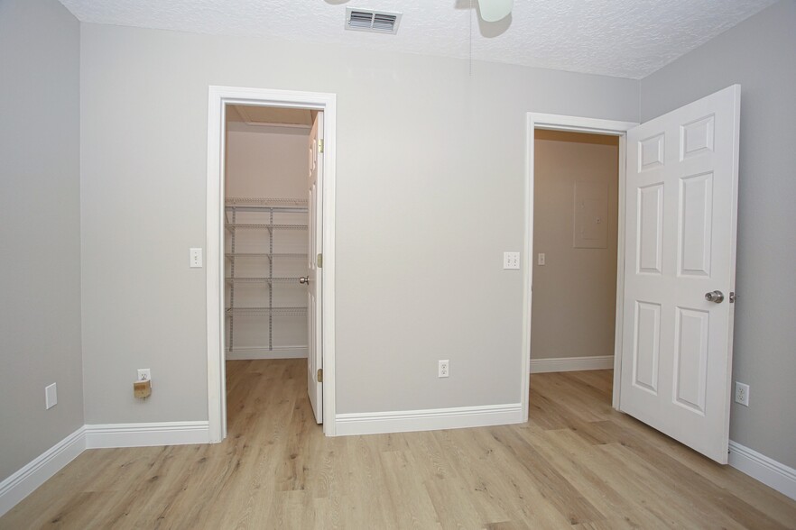 Bedroom #3 w/walk-in closet - 480 Club Dr